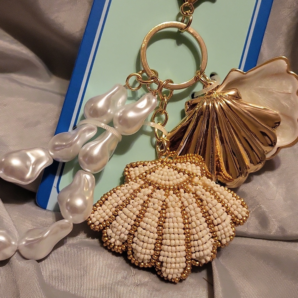 Piper K Gold and Pearl Shell Bag Charm Keychain Bnwt HL Rt Tp - Picture 3 of 3